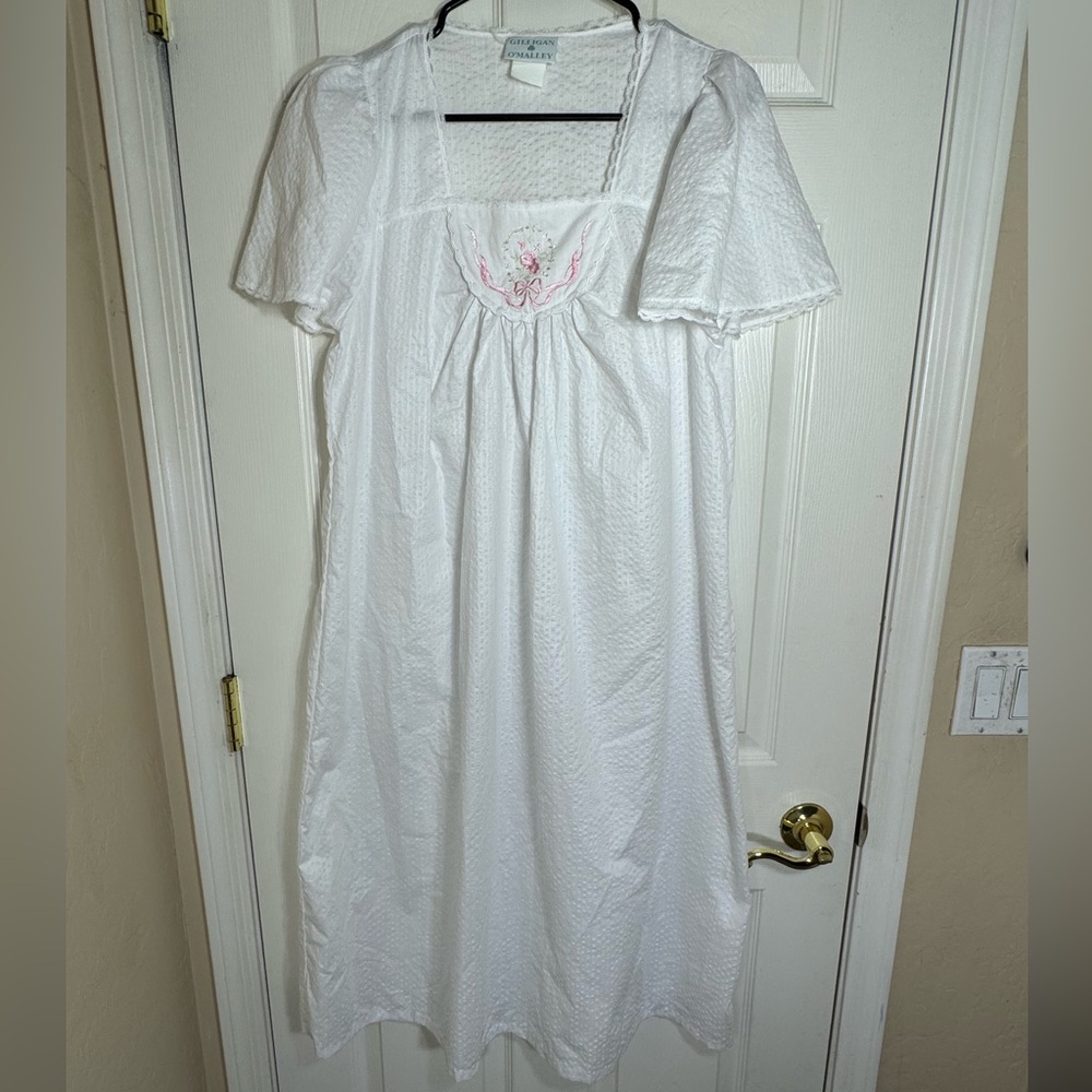 Vintage Gilligan & O’Malley White Embroidered Nightgown Puff moomoo‎ Cottagecore